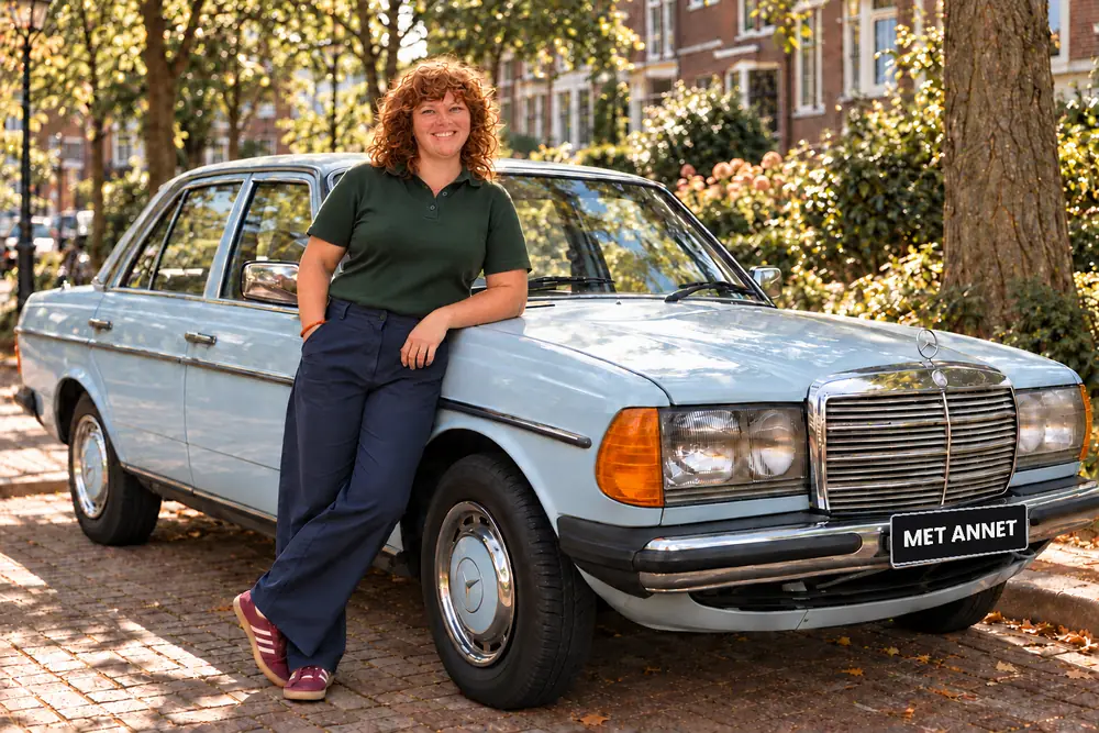 Anne-Rose van Met Annet leunt tegen Dolly, haar lichtblauwe Mercedes uit 1977